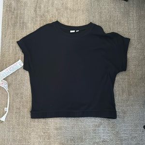 Gap cropped t shirt with fitted band on bottom size M